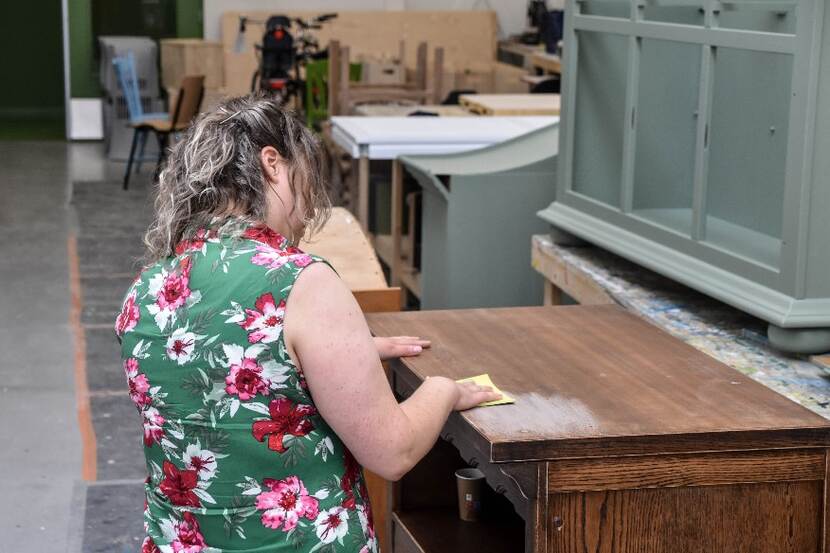 Binnen het Banenplan geeft Dokwurk deelnemers een arbeidscontract, wat hun kans op doorstroom naar regulier werk vergroot.